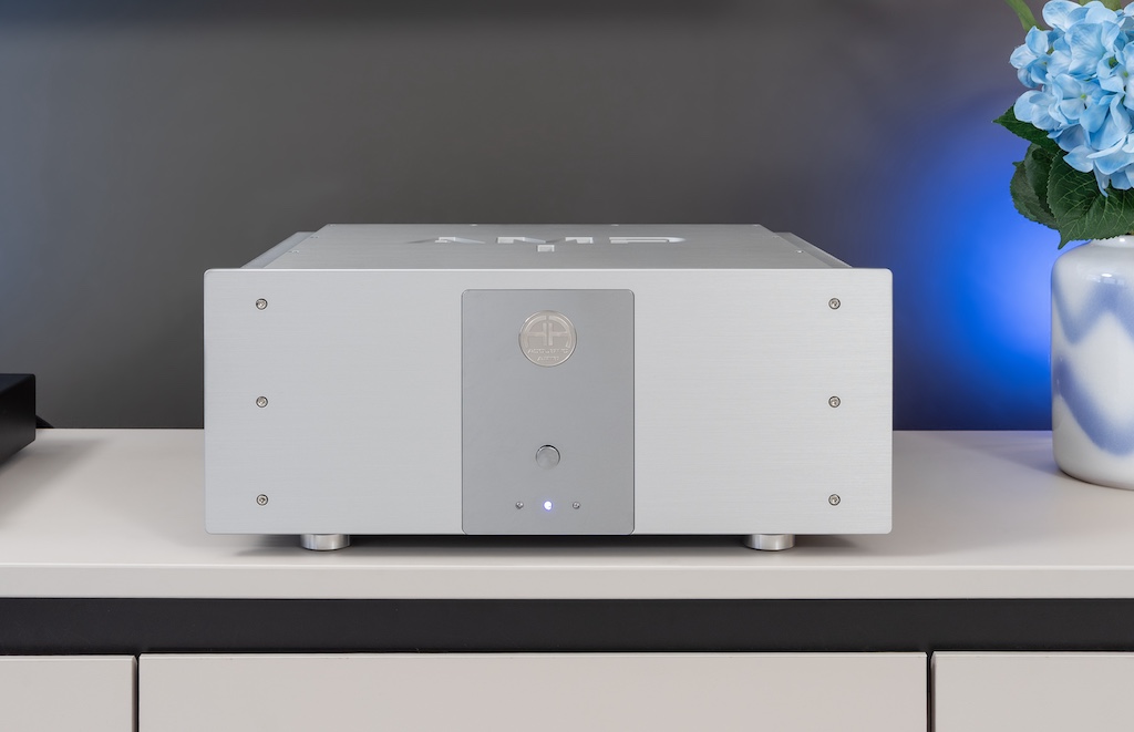 Die Stereo-Endstufe scheint wegen der vier entkoppelnden Füße, leicht zu schweben. So wirkt der mit 27 Kilo durchaus gewichtige Verstärker deutlich leichter.