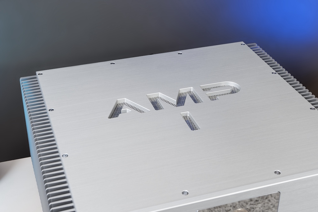 Die perfekt in die Oberseite gefräste Modellbezeichnung ist eine absolute Augenweide – und ein Parade-Beispiel für die herausragende Material- und Fertigungsqualität. Dies ist die wohl attraktivste Lösung zur Ventilierung eines Verstärkers.