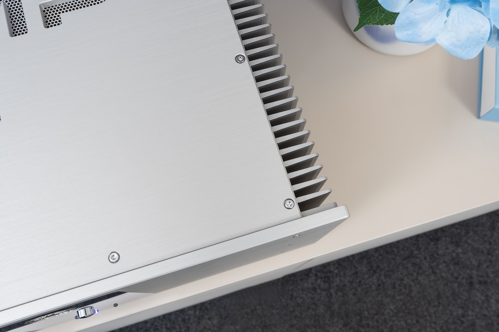 Die Robustheit des Gehäuses zeigt sich insbesondere bei der zehn Millimeter starken Front, aber auch bei der dickwandig-gewichtigen Oberseite und den massiven Kühlkörper-Wangen.