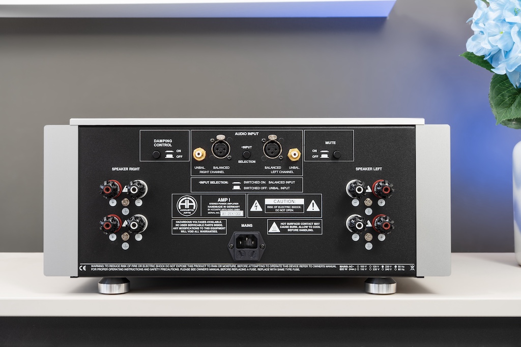 Die Rückseite des Amp I bietet übersichtlich-aufgeräumt die Anschlussmöglichkeiten für die zuspielende Vorstufe und die schallwandelnden Lautsprecher.