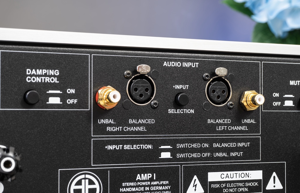 Eingangsseitig punktet der Amp I mit einem unsymmetrischen Cinch-Input sowie einem symmetrischen XLR-Eingang. Die Auswahl und Freischaltung des gewünschten Eingangs trifft man mit dem „Input Selection“-Schalter.