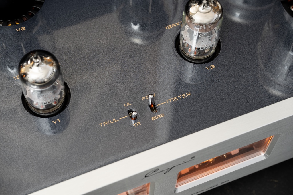 Feine Features: Mit dem TR/UL-Umschalter wählt man den Trioden-Modus (TR) oder den Ultralinear-Modus (UL). Dies verändert den Klangcharakter des Verstärkers. Es wirkt sich aber auch auf die Leistung aus: Im Trioden-Modus kann der Verstärker pro Kanal 28 Watt liefern, im Ultralinear-Modus hingegen satte 50 Watt. Der METER-Schalter lässt in der POW-Stellung die Display als VU-Meter agieren, in der BIAS-Stellung hingegen hilft das linke Display bei der korrekten Einstellung des Ruhestroms.