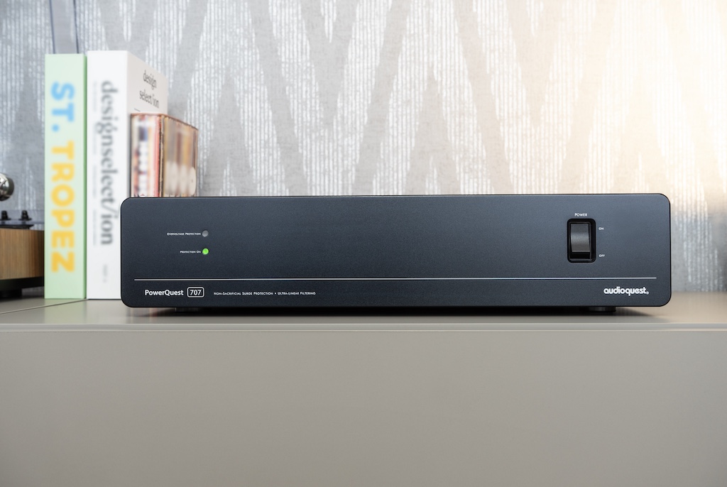 Der AudioQuest PowerQuest 707 punktet als Power Conditioner mit seinem Slim-Format und dem dezenten, aufgeräumten Design.