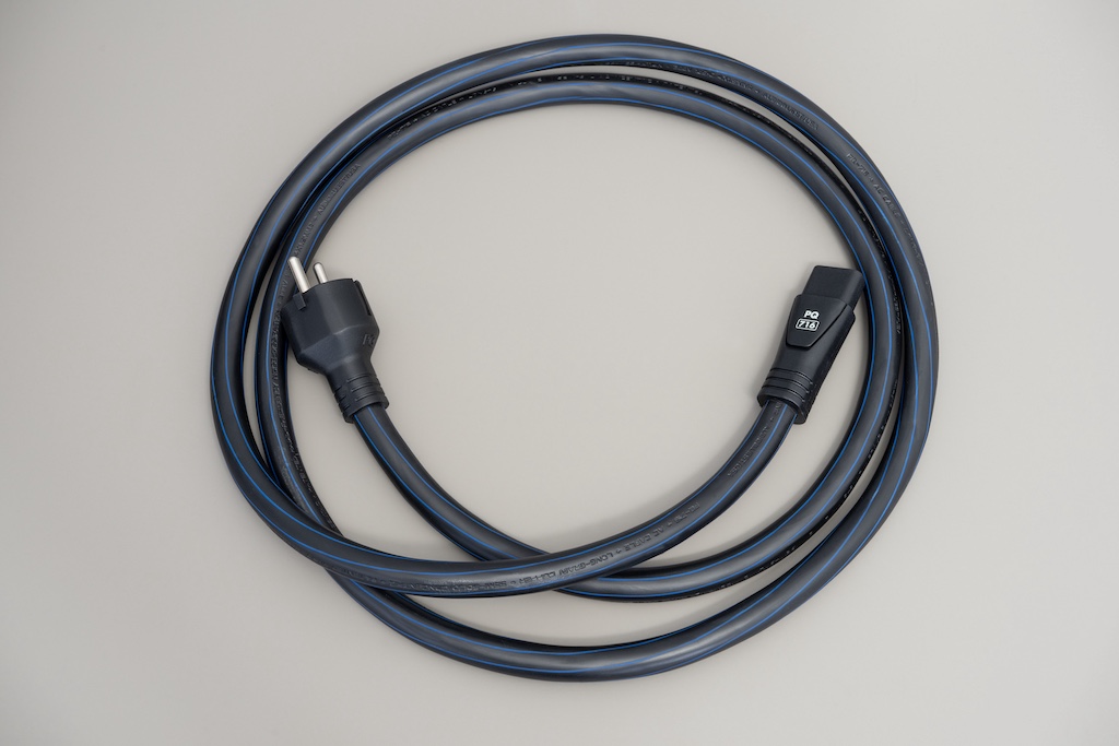 Die mitgelieferte Zuleitung für den Netzanschluss ist ein Qualitäts-Kabel: Das PQ716 ist auf Rauscharmut und schnellen Stromtransport ausgelegt.