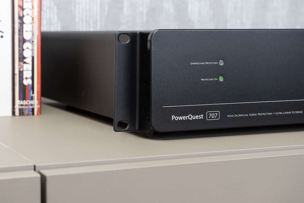 Clever: Mit seinen Maßen ist PowerQuest 707 auch für den Einbau in ein 19-Zoll-Rack geeignet und kann auch in der Beschallungstechnik eingesetzt werden, um die PA zu versorgen und zu schützen. Dafür liefert AudioQuest auch gleich die nötigen Montagelaschen mit. Sie müssen wegen der überstehenden Front des Power Conditioners aber mit den Ohren nach hinten angebracht werden. Dadurch steht der 707 leicht vor, was aber wegen der üblichen Tiefe der Rack-Deckel kein Problem darstellt. Im Rack beansprucht der 707 zwei Höheneinheiten.