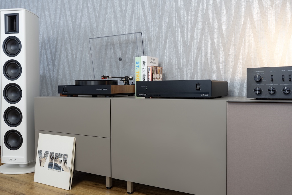 Der AudioQuest PowerQuest 707 im Einsatz: Hier bereitet er den Strom für eine Kombination von Unitra auf: links der Plattenspieler GSH-630 „Fryderyk“, rechts der Phono-fähige Vollverstärker WSH-805.