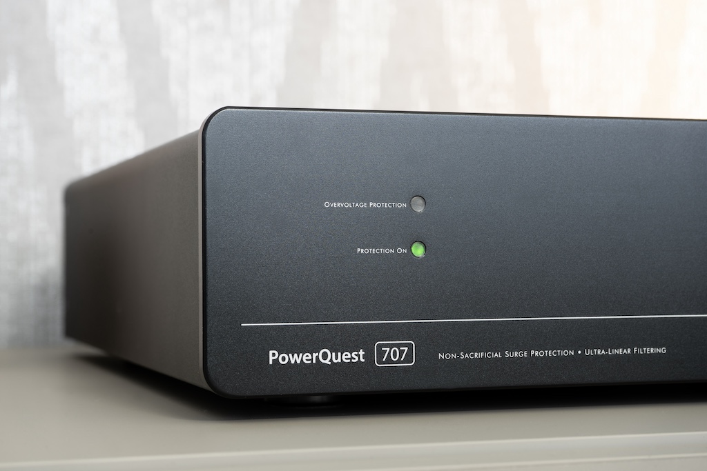 Der Power Conditioner informiert mit seinen beiden LED über den aktuellen Betriebsstatus. Die grüne „Protection On“-Leuchtdiode erstrahlt dezent und durchgängig nach dem Einschalten und dem Freigeben seiner Steckdosen. Die rote „Overvoltage Protection“-LED hingegen leuchtet, wenn die am 707 anliegende Betriebsspannung 270 Volt überschreitet. Dann werden automatisch alle an ihn angeschlossenen Komponenten vom Netz getrennt.