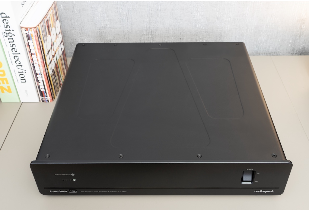 Von oben ist das schlanke Design des vollmetallenen Korpus und die geschmeidige Abrundung der Kanten zu sehen. Auch der Überstand der Fronplatte sorgt dafür, dass der 707 edler als seine Modellbrüder auftritt.