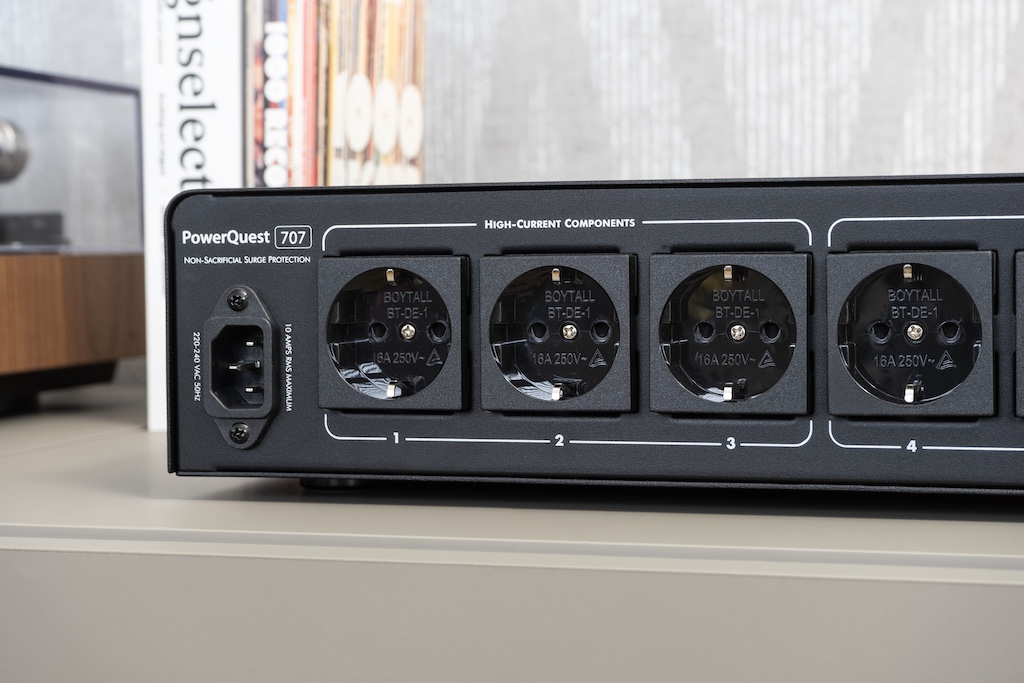 Für Komponenten mit hohem und variablem Energiebedarf stehen drei „High Current“-Ausgänge parat. Hier werden Vollverstärker, Endstufen, aktive Lautsprecher und Aktiv-Subwoofer angeschlossen. Sie alle profitieren von einer Filterauslegung, die auf prompte Lieferfähigkeit ausgelegt ist und so Stromkompressionseffekte verhindert. Die Lieferfähigkeit bei kurzfristigen Belastungsspitzen wird zusätzlich durch einen internen Energiepuffer sichergestellt.