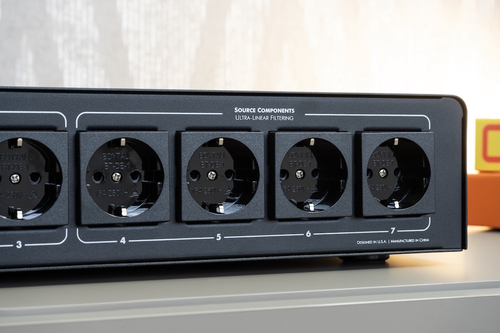 Für Zuspieler und Vorstufen mit niedrigem und überwiegend gleichbleibendem Leistungsbedarf bietet der 707 vier „Source Components“-Anschlüsse. Die hier anliegende Spannung hat eine „Ultralinear-Filterung“ gegen Gleichtakt- sowie Gegentaktstörungen erfahren.