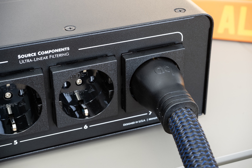 Gegenüber seinen Modellbrüdern 303 und 505, bei denen die Ausgänge in ihr Kunststoffgehäuse integriert sind, bietet das Flaggschiff 707 sieben separate, in den Metallkorpus eingesetzte Steckdosen.