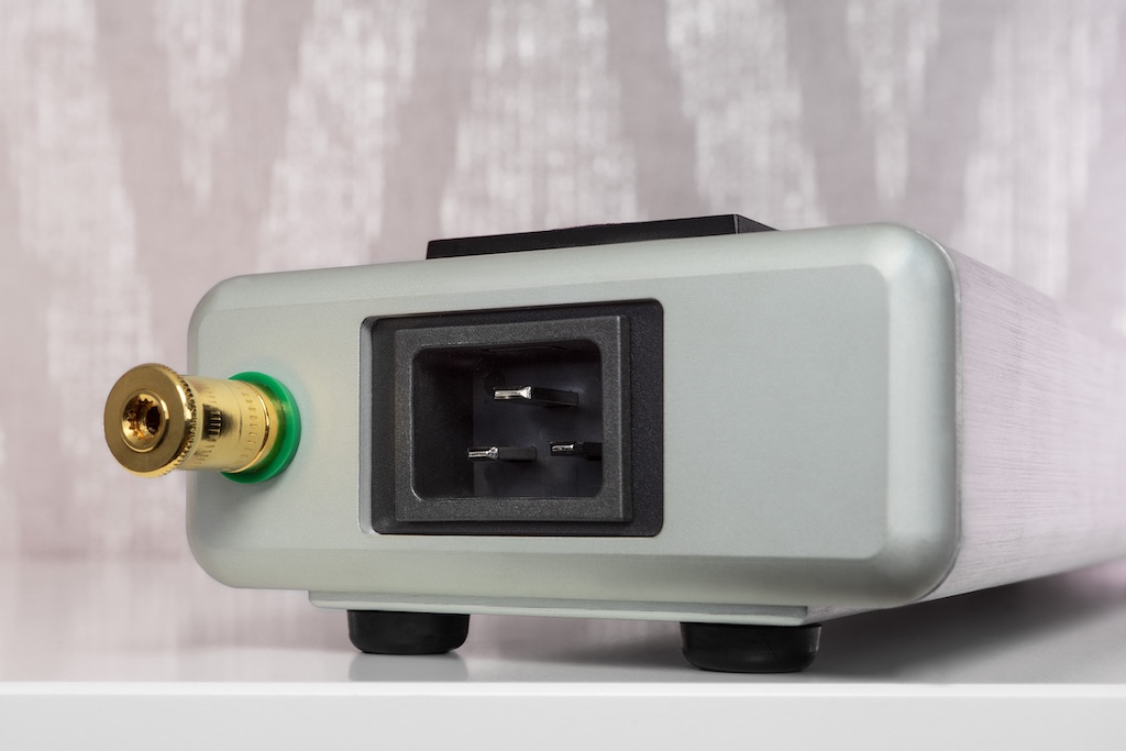Die Netzleiste bietet für den Anschluss an die Wandsteckdose einen robusten, bis 16 Ampere belastbaren IEC 60320 C20-Kaltgeräteeinbaustecker. Man benötigt hier also ein Netzkabel mit passender C19-Kaltgerätekupplung.