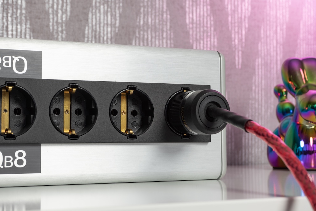 Die Netzstecker finden in den Buchsen festen und sicheren Halt. So ist ein unbeabsichtigtes Herausgleiten ausgeschlossen.