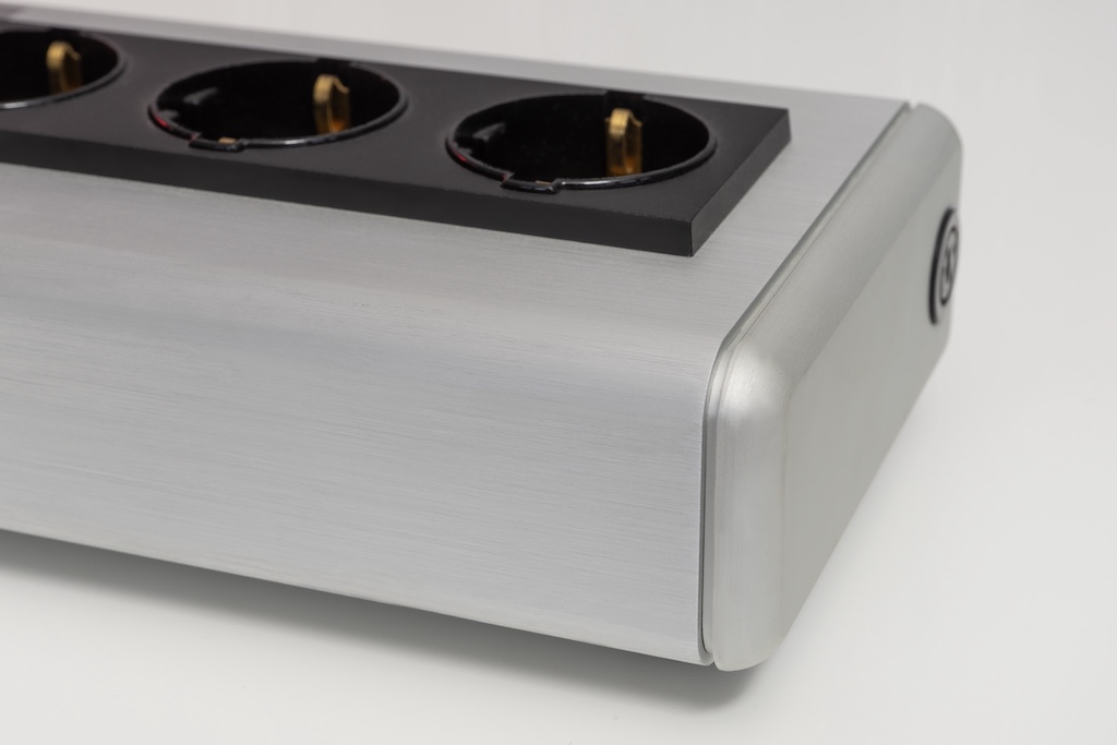 Hier ist die hochwertige gebürstete Oberfläche des robusten Aluminium-Korpus erkennbar. Auch die ihn abschließenden abgerundeten Kappen sind aus massivem Aluminium. So bringt es diese Leiste auf satte 2,5 Kilo Gewicht.
