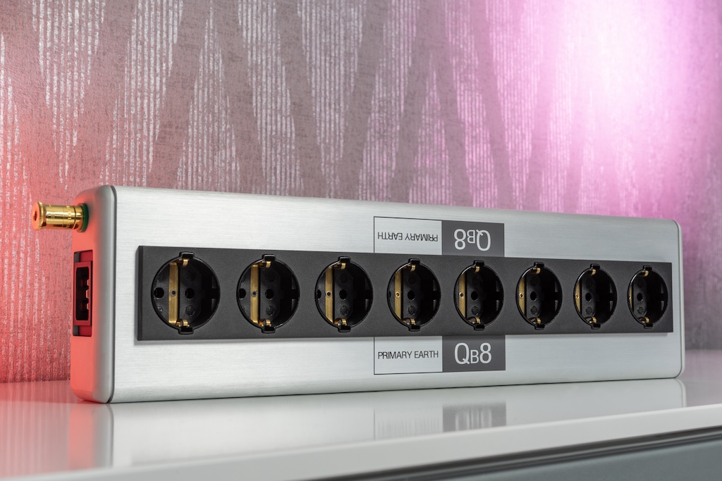 Die Nordost QRT QBASE QB8 MK II strahlt mit ihrem soliden Aluminiumkorpus und der abgerundeten Formgebung absolute Hochwertigkeit aus.