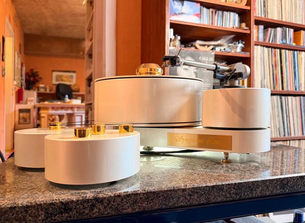 Der Symphonic Line RG 6 Reference präsentiert sich mit seinem außergewöhnlichen Design als ebenso elegantes wie imposantes Masselaufwerk.