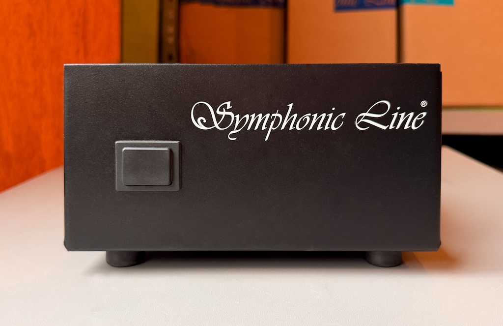 Die Front der externen Stromversorgung. Sie ist im Symphonic Line-typischen robusten Gehäuse untergebracht. Das Netzteil bürgt dank seines potenten Trafos und der satten Kapazität der Siebungs- und Glättungskondensatoren für hohe Lieferfähigkeit und reichlich Reserven. Das befördert die Laufruhe und Stabilität des Antriebs – und damit die gelassenen Performance des Laufwerks.