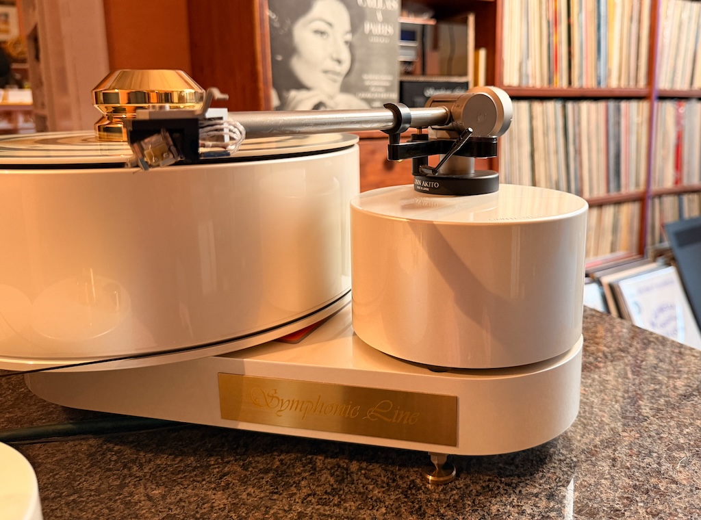 Die Tonarmplattform scheint über dem Chassis zu schweben, hat aber natürlich einen Kontaktpunkt. So ist die Plattform drehbar. Dadurch können verschiedenste Tonarme bis zu einer Länge von zwölf Zoll auf ihr montiert werden.