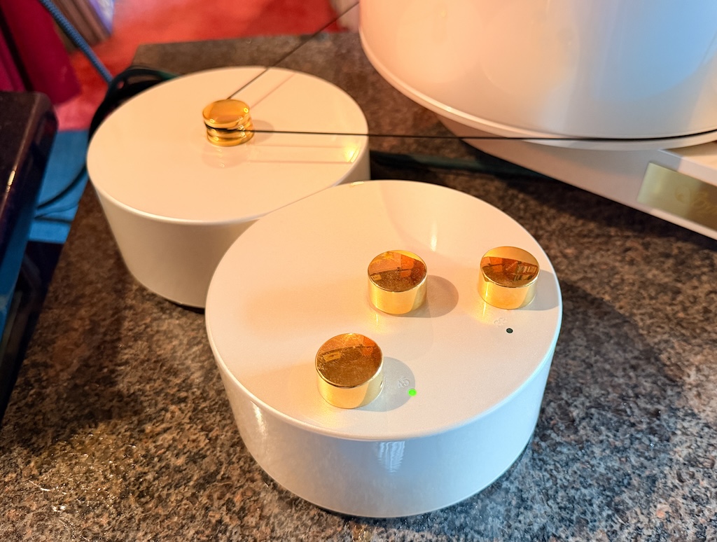 Der ausgelagerte kraftvolle Motor treibt den Teller über einen Langriemen an. Die zugehörige Steuereinheit garantiert und kontrolliert die hochpräzise und konstante Umdrehung. Die Geschwindigkeit – wahlweise 33⅓, 45 oder 78 UpM – wird über gleich zwei Wendel-Potentiometer festgelegt und kann mit größter Feinheit justiert werden. Der dritte Drehknopf dient dem An/Aus-Schalten des Motors.