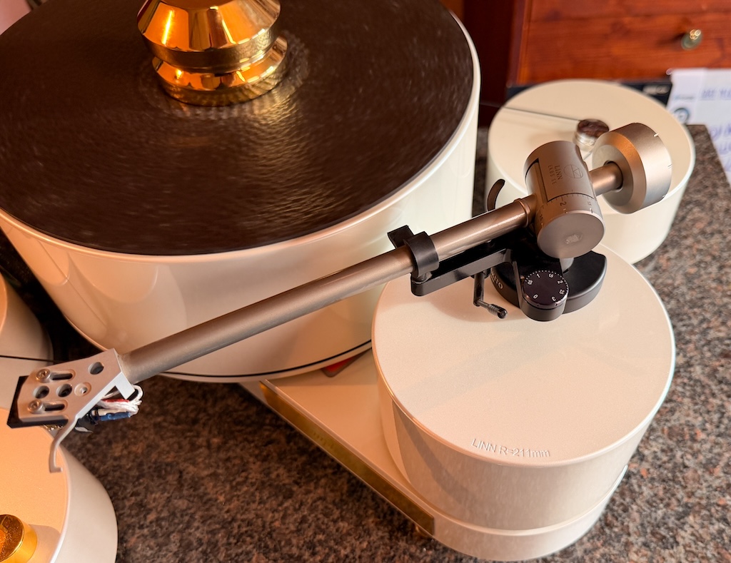 Hier ist die Tonarm-Plattform passend für den Linn Ekos SE ausgelegt. Der Neun-Zoll-Tonarm ist das Flaggschiff des schottischen High End-Herstellers.