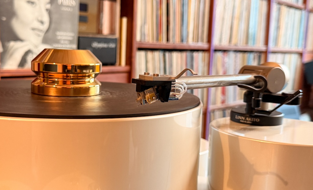 Unter der Headshell sitzt mit dem RG 8 Gold MK 3 eine neue Version des exzellenten MC-Systems von Symphonic Line. Es ermöglicht eine exzellente Abtastung der Schallplatte mit extrem niedrigem Rillengeräusch. Die Fertigung übernimmt, nach genauen Vorgaben, der niederländische Spezialist van den Hul. Die Spulen des Systems sind mit hauchfeinen Goldfäden bewickelten. Stirnseitig sitzt der zusätzliche Magnet. Er steigert die Ausgangsspannung – und ermöglicht, weil hier auch eine Nadel haften kann, eine leichtere Azimutheinstellung bei der Justage des Systems. Auf Wunsch wird der Tonabnehmer in einer Holzausführung gefertigt.