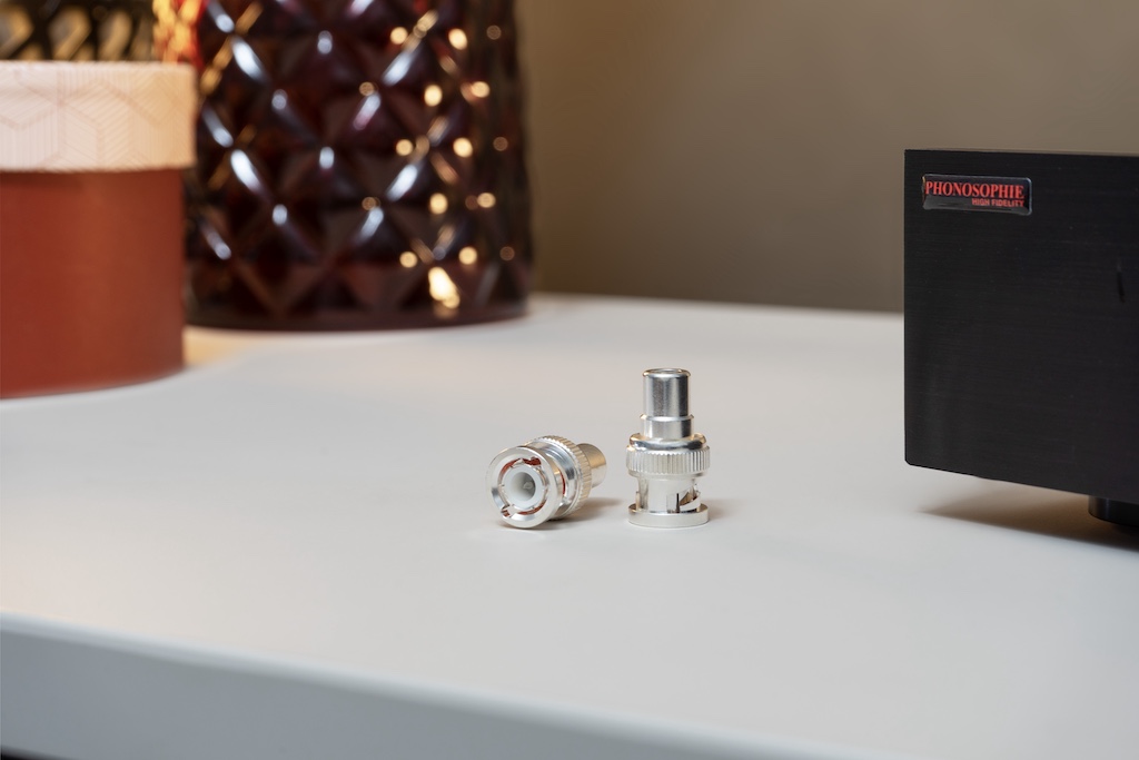 Mit diesen mitgelieferten versilberten Cinch/BNC-Adaptern klappt der Anschluss des Plattenspielers an den Phono-Vorverstärker.