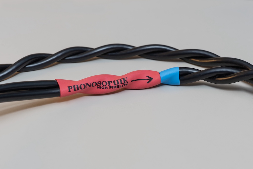 Das mitgelieferte Kabel ist laufrichtungsgebunden. Die Richtung des Signalflusses ist auf dem Kabel gekennzeichnet.