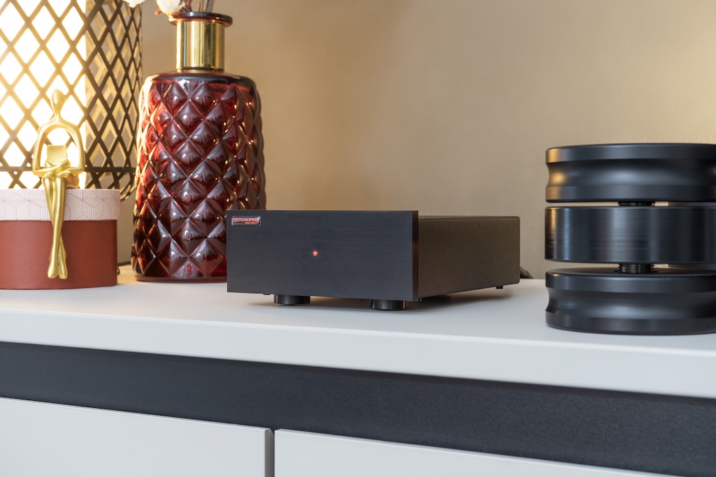 Der Phonosophie Phonopre One präsentiert sich als kompakte und dezente Vorstufe für die Verstärkung der Plattenspieler-Signale.