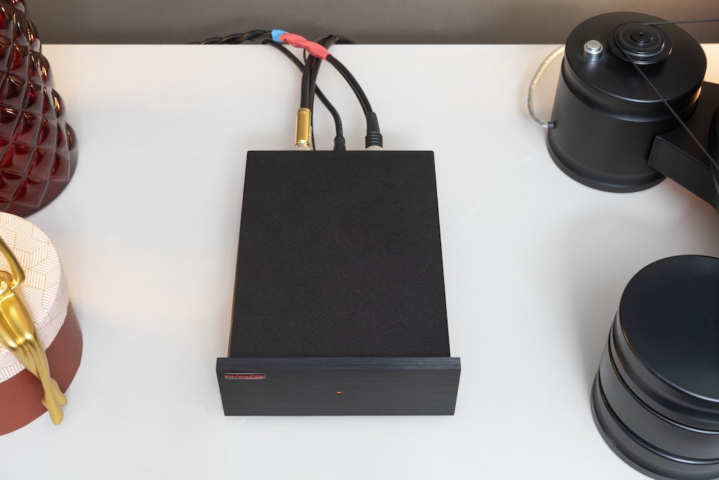 Auch dank der geringen Tiefe von 18 Zentimeter passt diese Phono-Vorstufe auf jedes Sideboard und in jedes Rack.