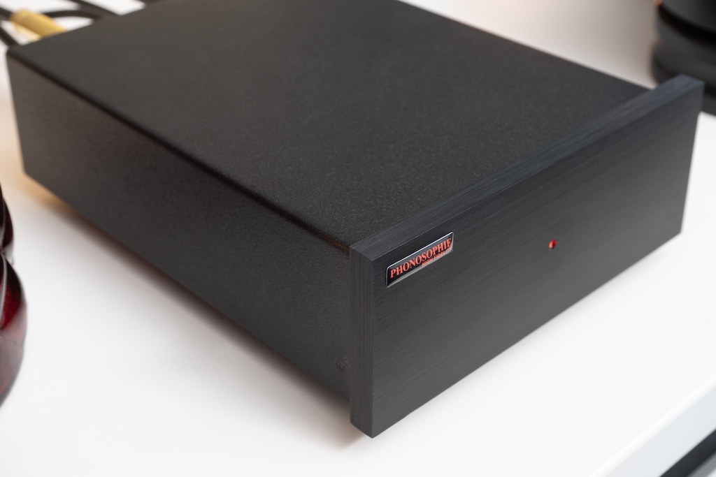 Das Gehäuse besteht aus schirmendem Metall und punktet mit einer allseitig überragenden massiven Front aus fein gebürstetem und schwarz eloxierten Aluminium.