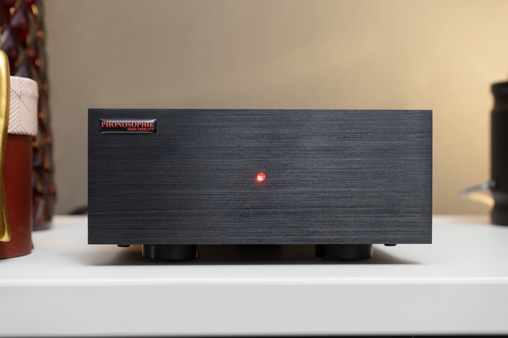 Nobel und aufgeräumt: Das Strichbild der gebürsteten Front sorgt für einen edlen Schimmer. Die Stirnseite zieren nur das erhabene Phonosophie-Emblem und die zentrale kleine LED. Sie dient als Betriebs- und als Aussteuerungsanzeige.