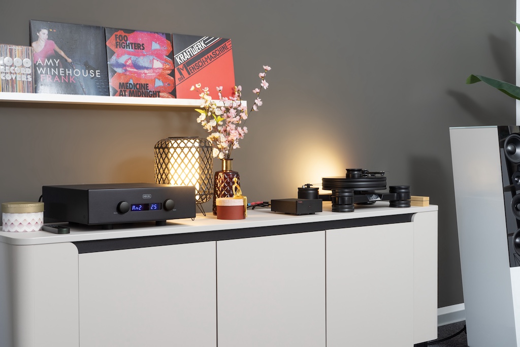 Der Phonosophie Phonopre One im Einsatz: Hier verstärkt und entzerrt die Phono-Vorstufe das Signal vom Analog-Laufwerk Transrotor Dark Star und übergibt dann an den Vollverstärker Hegel H360.