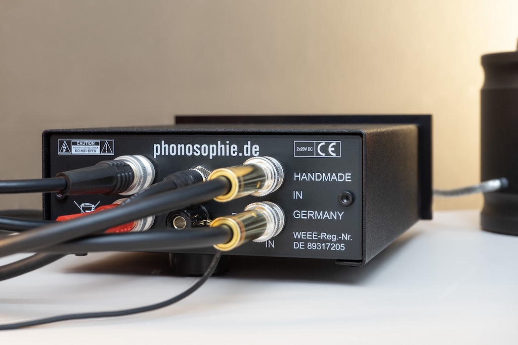 Der voll verkabelte Phonopre One: Der Anschluss des Plattenspielers, dessen Kabel wie zumeist mit Cinch-Steckern konfektioniert ist, gelingt über Cinch/BNC-Adapter, die Phonosophie als Zubehör mitgibt.