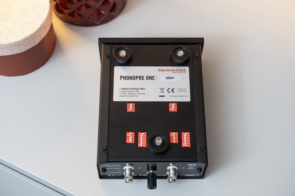 Seine Vielseitigkeit offenbart der Phonopre One, wenn man ihn umdreht: Unterseitig sind sechs flammrote DIP-Schalterblöcke eingelassen, mit denen die umfangreichen Einstellmöglichkeiten realisiert werden.