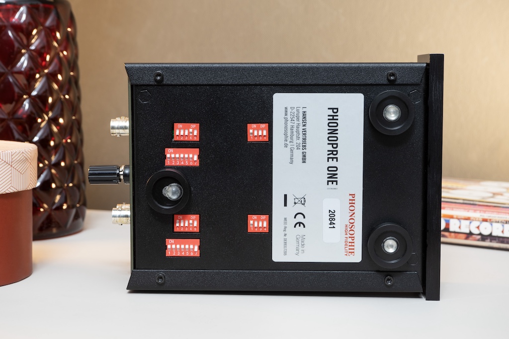 Da die Verstärkerschaltung des Phonopre One im Doppel-Mono-Aufbau gehalten ist, dienen die oberen drei Mäuseklaviere den Einstellungen für den linken Kanal und die unteren drei den Einstellungen für den rechten Kanal.