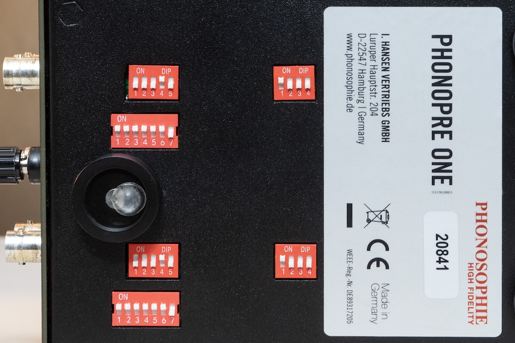 Mit den Fünf-Schalter-Blöcken stellt man die kapazitive Belastung ein, mit den Sieben-Schalter-Blöcken die ohmsche Belastung, mit den Vier-Schalter-Blöcken die Verstärkung.