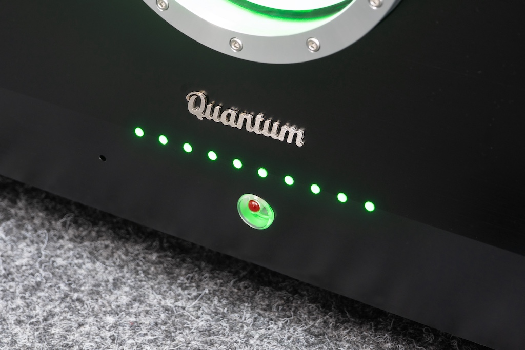 Die LED-Kette gibt Auskunft über den Akku-Ladezustand des Stromtanks. Jede LED steht dabei für zehn Prozent. Allerdings verläuft die Entladung nicht durchweg linear, sondern im mittleren Bereich der Kette etwas langsamer. Somit dient die Anzeige eher der ungefähren Orientierung. Die darunter positionierte rote LED warnt, wenn der S-2500 Quantum MK-II keinen Kontakt mehr zum Stromnetz hat – etwa, weil das Netzkabel gezogen worden ist oder das Netz einen Stromausfall hat. Die rote LED leuchtet ebenso, wenn die Sicherung des Eingangs ausgelöst hat.