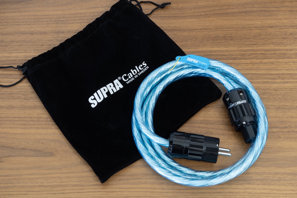 Das Kabel wird im praktischen Transportbeuten geliefert. Das kleine Etikett am Kabel gibt Auskunft, wer die Lötarbeiten an ihm vorgenommen hat.