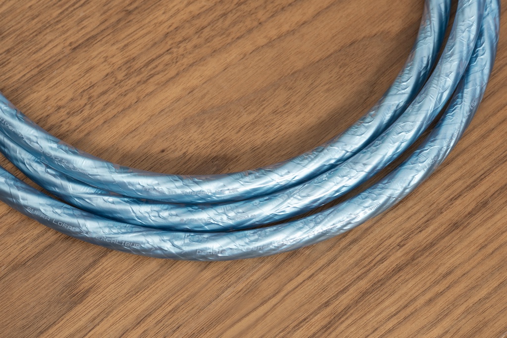 Das Eisblau des Mantels soll an reine nordische Gewässer und klares Eis erinnern. Diese Assoziation weckt die Excalibur-Version mit dem durchsichtigen Mantel und den erkennbaren Windungen, die an fließendes Wasser erinnern, noch intensiver.