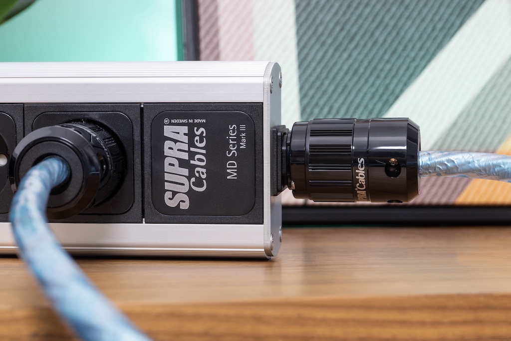 Das LoRad Excalibur Rhodium Edition ist ebenso für die Versorgung der Komponenten über die Netzleiste einsetzbar wie auch für die Verbindung der Leiste mit der Wandsteckdose.