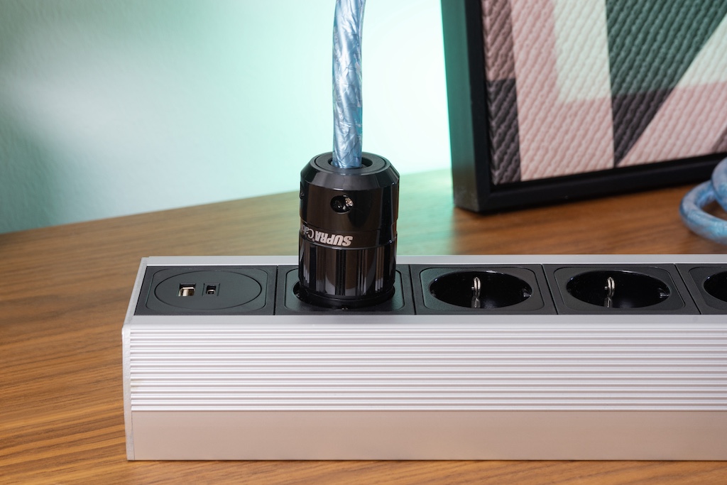 Der robuste Schuko-Stecker sitzt fest und mit sicherem Kontakt in der Steckdose.