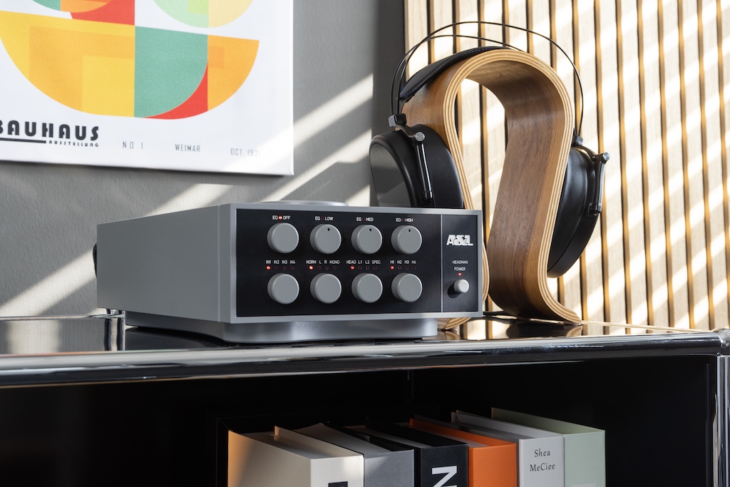 Der Alders & Lange Headman präsentiert sich als kompakte Kopfhörer-/Vorverstärker-Kombination mit attraktivem Finish und modern-minimalistischem Design.