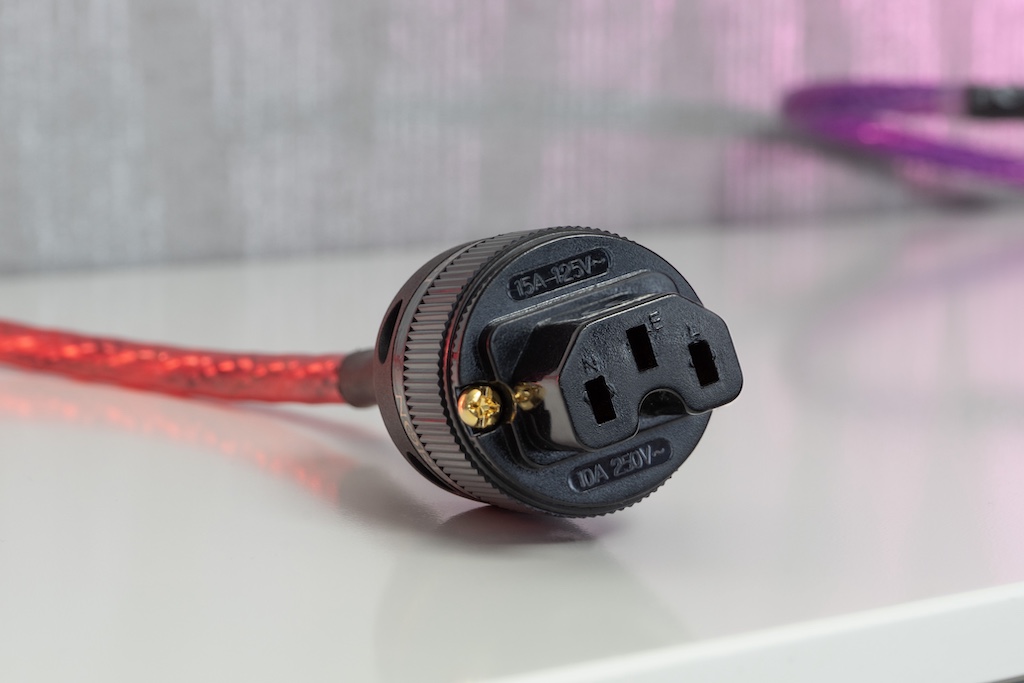 Hin zur Audio-Komponente ist das Kabel mit einer IEC 60320 C15-Kaltgerätekupplung ausgestattet, die bis zu einer Stromstärke von zehn Ampere ausgelegt ist. Alternativ kann das Kabel mit anderen Steckern konfektioniert werden – etwa mit geraden oder gewinkelten Low Profile-IEC-Modellen oder mit einer Kleingerätesteckverbindung (Figure-8-Stecker).