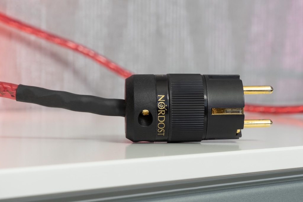 Hin zur Steckdose ist das Heimdall 2 immer mit einem Schutzkontakt-Stecker ausgestattet. Für andere Länder ist das Kabel mit AUS-, M-, D- oder J-Typ-Wandstecker konfektionierbar.