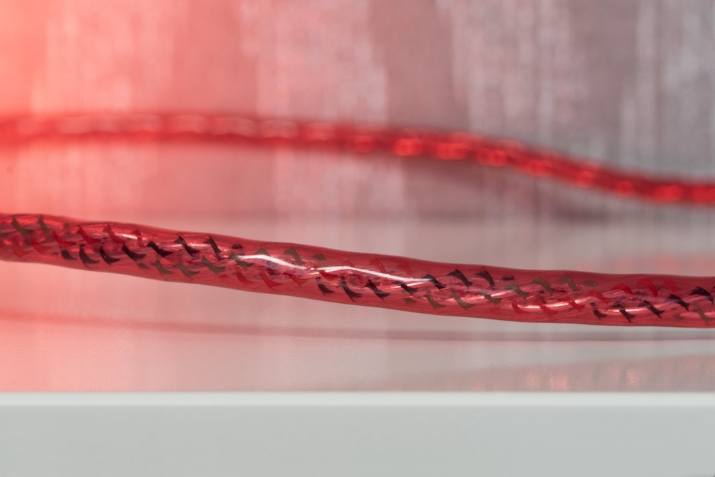 Durch den transparenten Kunststoff von Mantel und Leiter-Umhüllung ist der aufwändige Aufbau des Kabel erkennbar: Die faszinierende Spiral-Struktur beginnt beim dunklen Faden der Monofilament-Technologie und setzt sich bei der Verdrillung der drei Leiter fort.