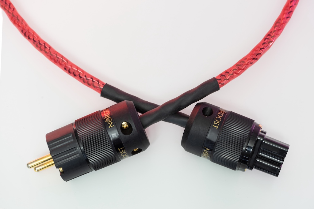 Die Robustheit des Kabels wird durch die auch als Knickschutz fungierenden schwarzen Tüllen erhöht.