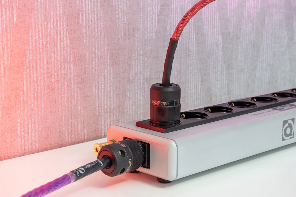 Wer Leiste und Kabel aus einer Hand haben möchte, kann für die Verteilung die Netzleiste QRT QBASE QB8 MK II wählen, das bis zehn Ampere ausgelegte Heimdall 2 zum Anschluss der Audio-Komponenten – und das bis 16 Ampere belastbare Frey 2 zum Anschluss der Leiste an die Wandsteckdose.