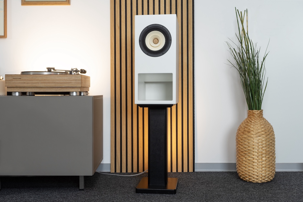 Auf dem Stativ fügt sich die Pikulo gut in den Raum ein, hat die passende Höhe und lässt sich gut auf den Hörplatz ausrichten.