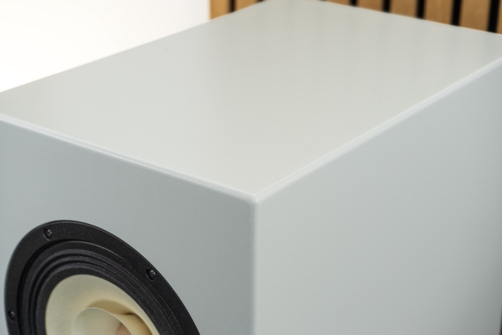 Die Abrundung aller Ecken und Kanten des Korpus erhöht die Geschmeidigkeit der Optik. Die Radien dieser Rundungen kann Stieb-Audio auf Wunsch größer oder kleiner realisieren.