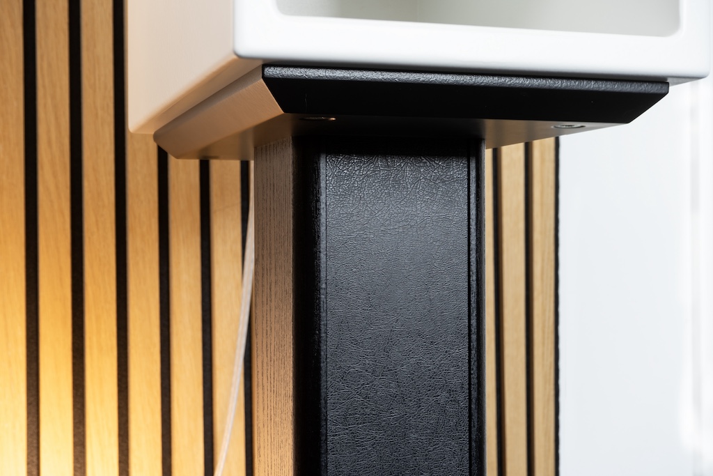 Lautsprecher und Stativ sind miteinander verschraubt, so ist die Pikulo gegen jegliches Verrutschen gesichert.